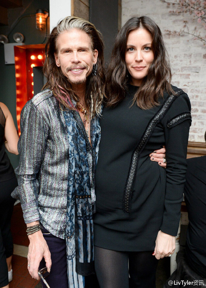 #liv tyler# #丽芙泰勒# 参加belstaff活动图 Belstaff Cocktail party, February 10th
2016, New York。最后一张是与dad的合照女神最近好忙啊