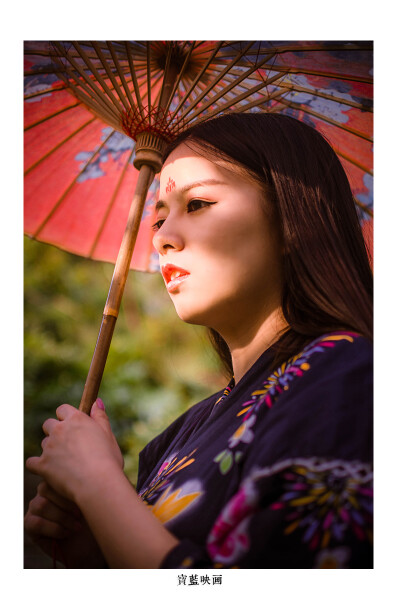 在这伞下的辰光，雨落如花，花烁如星，正是一个绮梦的开端。我来到世间，为世人所误。 你们说人间有情，但情为何物。