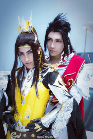 #剑网3七周年#儒风策藏.7周年庆典.休假.来啊快活啊~！#策藏# [飞机][干杯] 藏剑：闪闪发光的2鬼.天策 @魅罗Mello  摄影@cha_conne   助理@雨_polaris   @紅蓮魔王瞬_玩火尿炕   后期自理