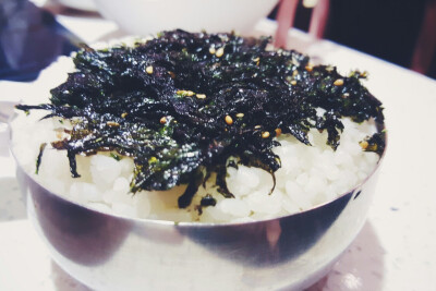 海苔饭，铺在饭上面的海苔像是炒过或者炸过，特别入味=￣ω￣=