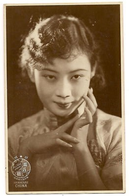 胡蝶(1908.3.23－1989.4.23)，原名胡瑞华，民国第一美女，中国早期最著名的影星，生于上海，祖籍广东鹤山。胡蝶是横跨中国默片时代和有声片时代的电影皇后，1931年主演中国第一部有声电影《歌女红牡丹》，上映后轰动全国，甚至吸引众多海外侨胞的目光。胡蝶一生饰演过娘姨、慈母、教师、娼妓、舞女、阔小姐、劳动妇女等角色，胡蝶气质富丽华贵、雅致脱俗，表演温良敦厚、娇美风雅。1933年元旦，上海《明星日报》发起“电影皇后”评选，胡蝶以21334票的最高票数当选。1949年胡蝶主演了中国第一部七彩国语片《锦绣天堂》，1960年在日本举行的第七届亚洲电影节上，《后门》获得最佳影片金禾奖，胡蝶获得最