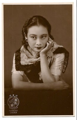 胡蝶(1908.3.23－1989.4.23)，原名胡瑞华，民国第一美女，中国早期最著名的影星，生于上海，祖籍广东鹤山。胡蝶是横跨中国默片时代和有声片时代的电影皇后，1931年主演中国第一部有声电影《歌女红牡丹》，上映后轰动全国，甚至吸引众多海外侨胞的目光。胡蝶一生饰演过娘姨、慈母、教师、娼妓、舞女、阔小姐、劳动妇女等角色，胡蝶气质富丽华贵、雅致脱俗，表演温良敦厚、娇美风雅。1933年元旦，上海《明星日报》发起“电影皇后”评选，胡蝶以21334票的最高票数当选。1949年胡蝶主演了中国第一部七彩国语片《锦绣天堂》，1960年在日本举行的第七届亚洲电影节上，《后门》获得最佳影片金禾奖，胡蝶获得最