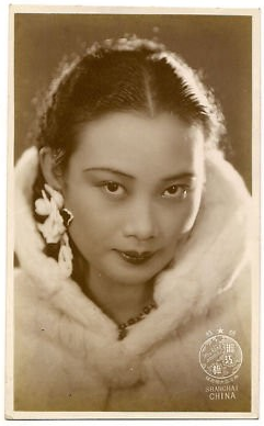 胡蝶(1908.3.23－1989.4.23)，原名胡瑞华，民国第一美女，中国早期最著名的影星，生于上海，祖籍广东鹤山。胡蝶是横跨中国默片时代和有声片时代的电影皇后，1931年主演中国第一部有声电影《歌女红牡丹》，上映后轰动全国，甚至吸引众多海外侨胞的目光。胡蝶一生饰演过娘姨、慈母、教师、娼妓、舞女、阔小姐、劳动妇女等角色，胡蝶气质富丽华贵、雅致脱俗，表演温良敦厚、娇美风雅。1933年元旦，上海《明星日报》发起“电影皇后”评选，胡蝶以21334票的最高票数当选。1949年胡蝶主演了中国第一部七彩国语片《锦绣天堂》，1960年在日本举行的第七届亚洲电影节上，《后门》获得最佳影片金禾奖，胡蝶获得最