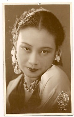 胡蝶(1908.3.23－1989.4.23)，原名胡瑞华，民国第一美女，中国早期最著名的影星，生于上海，祖籍广东鹤山。胡蝶是横跨中国默片时代和有声片时代的电影皇后，1931年主演中国第一部有声电影《歌女红牡丹》，上映后轰动全国，甚至吸引众多海外侨胞的目光。胡蝶一生饰演过娘姨、慈母、教师、娼妓、舞女、阔小姐、劳动妇女等角色，胡蝶气质富丽华贵、雅致脱俗，表演温良敦厚、娇美风雅。1933年元旦，上海《明星日报》发起“电影皇后”评选，胡蝶以21334票的最高票数当选。1949年胡蝶主演了中国第一部七彩国语片《锦绣天堂》，1960年在日本举行的第七届亚洲电影节上，《后门》获得最佳影片金禾奖，胡蝶获得最