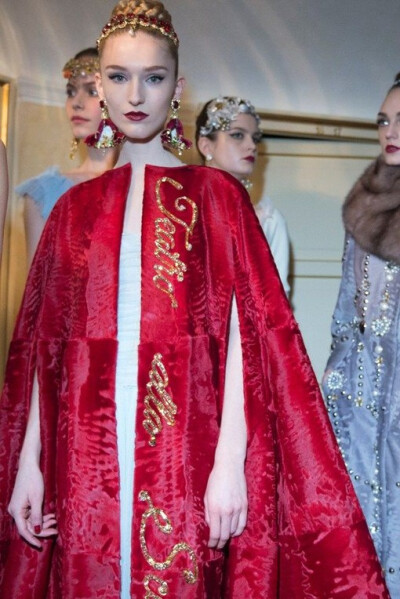 杜嘉班纳 (Dolce&Gabbana) Alta Moda 2015春夏高级定制秀在米兰La Scala歌剧院门厅内神秘上演