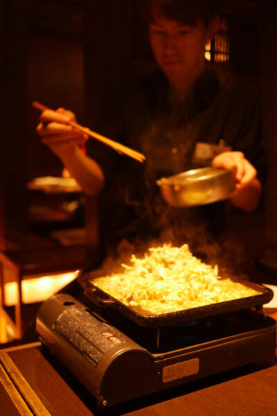 今晚居酒屋的菜好棒噢～我喝了那么多梅子酒上头了又下去了感觉我的酒量又到新高度了诶！为了这个可喜可贺的事情我要再干一杯 这家的炸物都还蛮好吃的可乐饼还有炸鸡翅上来就被干掉了 豚肉西京烧的架势好大配和菌类一…