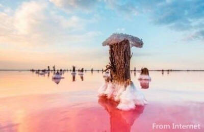乌克兰克里木半岛美丽迷人的盐湖，像是彩虹～