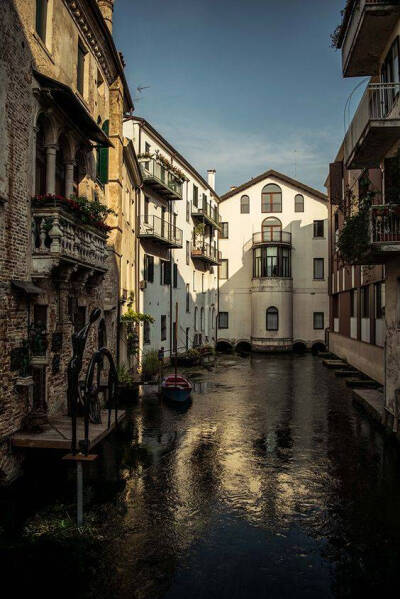 Treviso——特雷维索，意大利北部城市。是特拉维索市的首府以及最大的城市。区内河流纵横,水源丰富,有“小威尼斯”之称。这里也是以及知名的意大利式蛋糕提拉米苏蛋糕的起源地之一