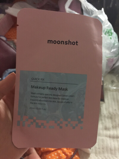 moonshot妆前面膜 yg的牌子 因为GD欧巴代言了 所以超级无敌喜欢 但是送人了 好心痛 moonshot家的口红超级无敌好看 而且颜值都特别特别特别高 种草