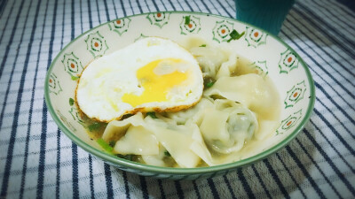 早餐要吃哦！荠菜大馄饨+蛋