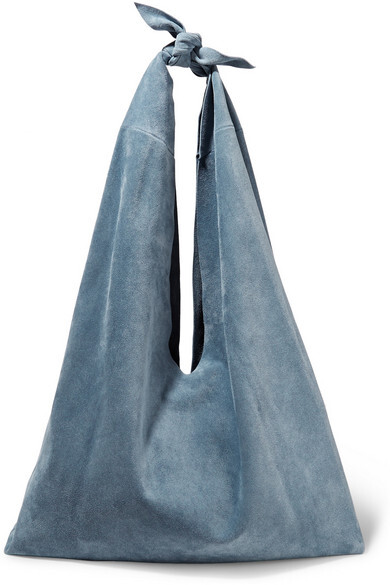 The Row 的 “Knot” 单肩包将清冷蓝色与松垮包身相结合，休闲慵懒的格调可与衣橱内的各式单品相辅相成。它采用极致柔软的绒面革于意大利制成，可放下各种日常必备随身物品。无衬里内部设有单个拉链口袋，便于分类整理。