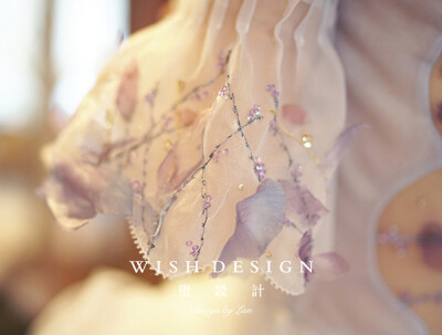 光辉女神，手工渐染紫色叶子装饰梦幻婚纱。婚纱设计：兰奕。
