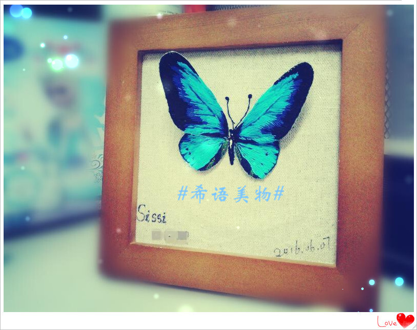 针和线完美的配合诞生了 Miss Blue，带着特殊的质感和匠人刺绣时的心情将美丽定格在那一瞬间。蓝色是深沉的，深浅交叠，踌躇间让一种情愫由心底悠然升起。或追忆往昔，或珍惜当下，或憧憬未来。心不断沉静下来。治愈系的美总是让人流连忘返~ 一回眸，望见她，嘴角不由得翘起。眼底也越来越纯粹。#希语美物#
