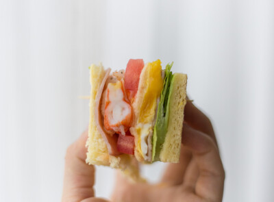 早餐：虾仁三明治+芒果思慕雪。
自由的三明治，即使是最普通的食材搭配，也能碰撞出丰富的口感。
做法写在公众号里，回复22查看三种三明治的做法【公众号：aijia2019】