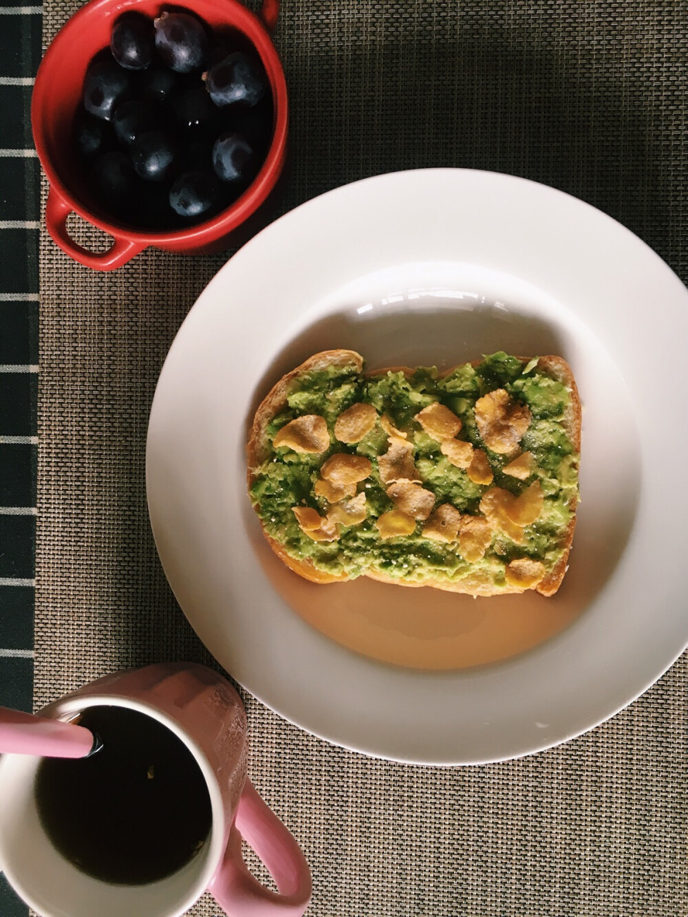 早安 像不像米奇哈哈 牛油果土司➕葡萄➕红糖水 快来生理期了，要多喝红糖姜水哦