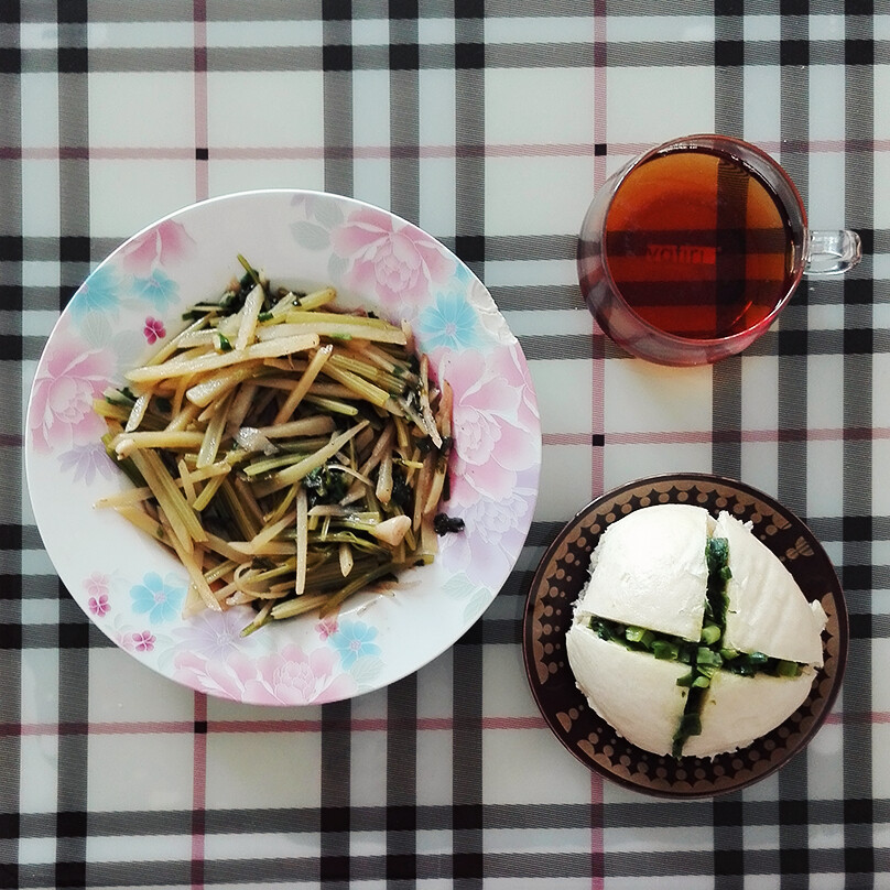 Lunch～妈妈早上做的土豆芹菜丝儿+葱花香馒头+重焙黑乌龙～馒头是姥姥手作，葱花炒香塞进去，蒸一下香香哒！