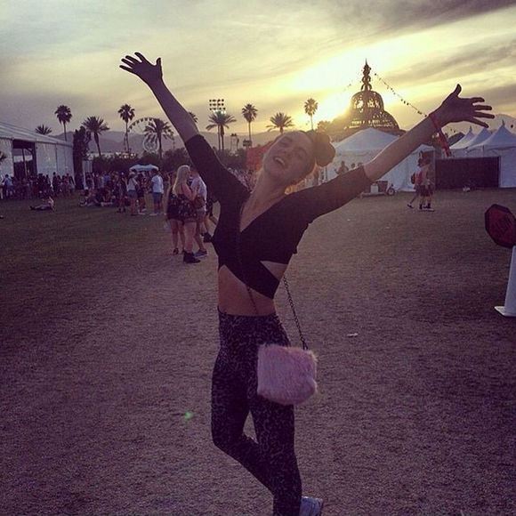 Sunshine is beyond the sea
太阳从海平面上升起
You'll find a way, baby
你将寻找到新的道路 宝贝
Make them all burn
让它们都化成灰烬吧