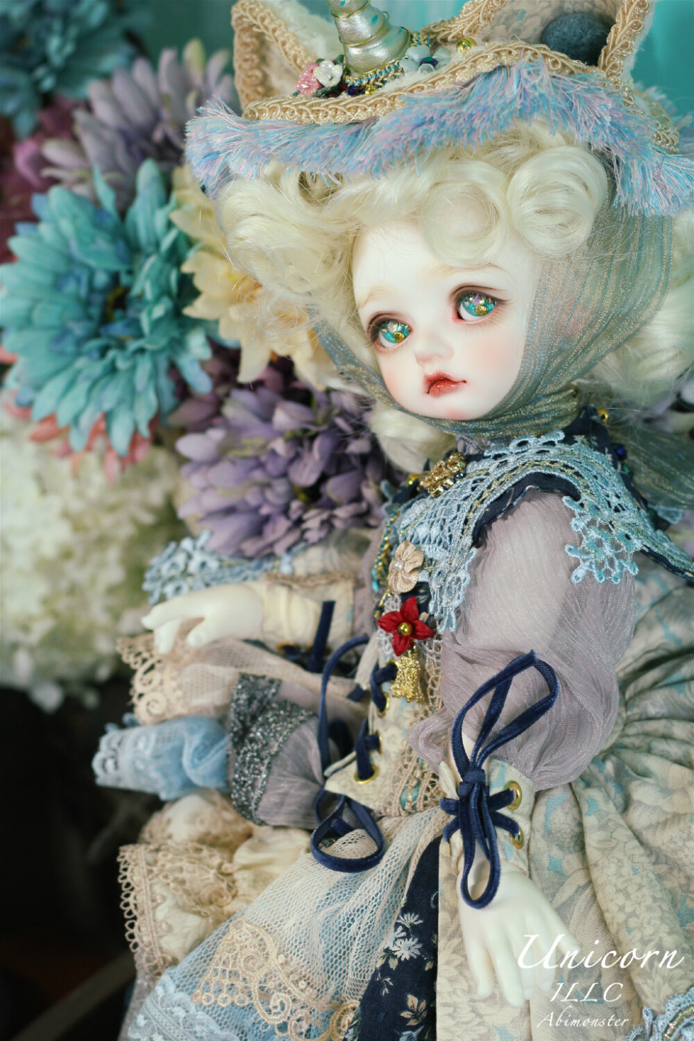 茹小怪Abimonster
6月24日 16:07 来自 微博 weibo.com
置顶 #Dollvie 2016# 【Unicorn】One Off 巨婴款 。这套是和 @Dollvie 官方合作的拍卖洋装。时间在【2016.7.24 DAY2】当天进行。这次拍卖是按照暗标方式进行，场刊内跟会场当天会有暗标拍卖纸提供，写上自己要购买的衣服名字／姓名／电话／等资料，并填上你出标的价格。大会会抽出最高的出价为成交价。具体详情见倒数图1，也可私信我。第一次参加oneoff拍卖，希望大家会喜欢！