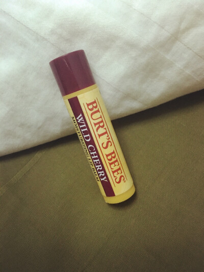 又是一个被段软安利的，小蜜蜂唇膏，野樱桃味的。美代，等了将近一个月。