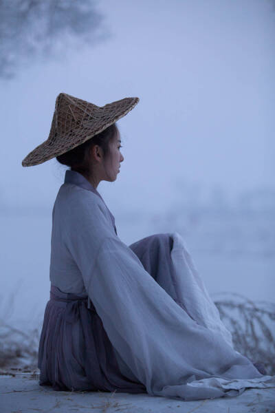 她行走江湖，四海为家。江湖险恶，她却活得风生水起。日日夜夜，她行于无踪，杀人于无形。曾有人问她为何如此狠心，杀人如麻，她只留下了一句话“江湖从不会有真心，杀人只是为了自保”她也想做一个善良而平凡的人，…