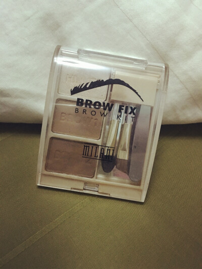 购于TB。milani Brow Fix Brow Kit眉粉，一直用最下面的画眉毛，中间的涂鼻影，最上面的高光，挺实用的。