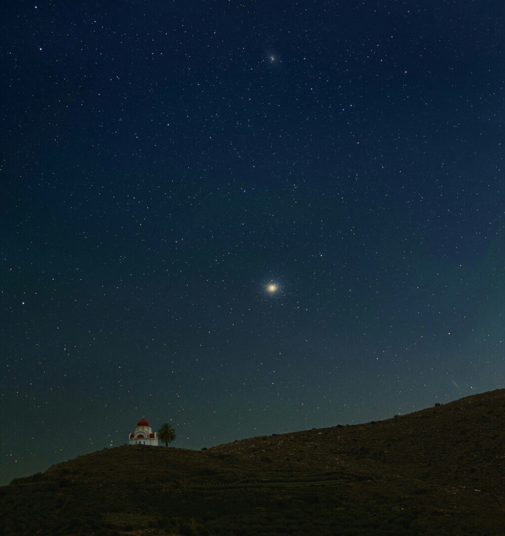 克里特岛上空的阿尔法星和欧米茄星团