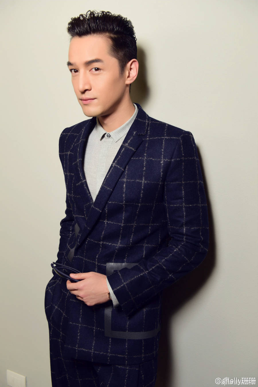 胡歌。英国。袁弘婚礼上别人微博里的胡歌。QQ阅读。索尼。旋风十一人。必胜客。颁奖典礼。北海道第一发！关注我还有后续喔！最美表演。琅琊榜梅长苏林殊。伪装者明台毒蝎。猎场。大好时光。风中奇缘。杨家将。新射雕英雄传。古月哥欠。仙剑李逍遥景天。觉得不错就关注专辑吧~还有微博@艾方尔 喔