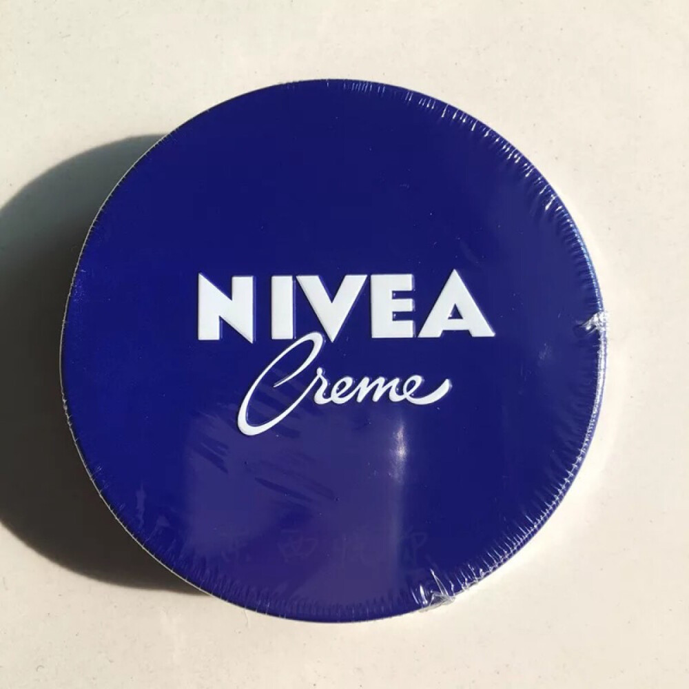 Nivea/妮维雅 润肤霜
有“平价海蓝之谜”之称的妮维雅蓝罐面霜，在保湿锁水方面不仅可以媲美天价面霜海蓝之谜，而且也是日本cosme大赏的常驻冠军！国外网站上也专门做过小蓝罐和蓝海之谜面霜的保湿对比哦，不是噱头啦！
