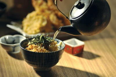 【茶泡饭】
茶泡饭顾名思义，用热茶水来泡冷饭。梅干茶泡饭佐以盐、梅干、海笞等配料，茶一般是用绿茶，并切成条状，和饭一起泡。 这样，茶的清香才能够渗入饭中。