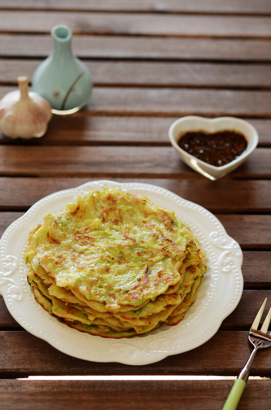 【糊塌子】
糊塌子是汉族面食，美味可口。把西葫芦擦成丝，和面拌成糊，再和辅料拌匀，饼铛烧热，淋少许油，倒入面糊摊平(圆形)，两面烤焦即成。