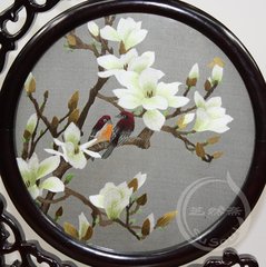 玉兰花（学名：Magnolia denudata），木兰科木兰属观赏树木。别名白玉兰、望春花、玉兰花，木兰科。是我国特有的名贵园林花木之一。玉兰花原产于长江流域，现在北京及黄河流域以南均有栽培，庐山、黄山、峨眉山等处尚有野生 古时多在亭、台、楼、阁前栽植。现多见于园林、厂矿中孤植，散植，或于道路两侧作行道树。北方也有作桩景盆栽。玉兰3月开花，6-7月果熟，花大型、芳香，先叶开放，花期10天左右。河南省夏邑县县花。