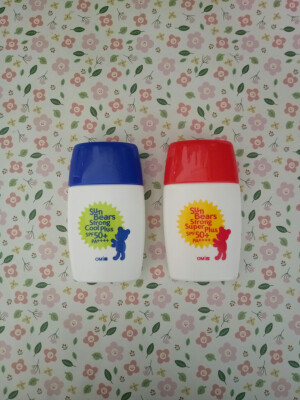 近江兄弟小熊防晒霜。蓝色清爽防晒 有种薄荷味 擦在身上有种微微的清爽感觉 非常适合炎热的夏天。 红色超强防晒 没有清凉感  但是超级防水防汗。 这两支都特别清爽不油腻 水质配方 轻薄透气  而且小小一瓶 携带超级方便 价格美丽 果断都买了 