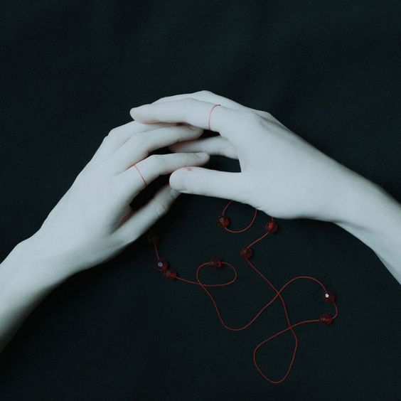 #绘画参考#【摄影】手。( ͡° ͜ʖ ͡°) （by Laura Makabresku）