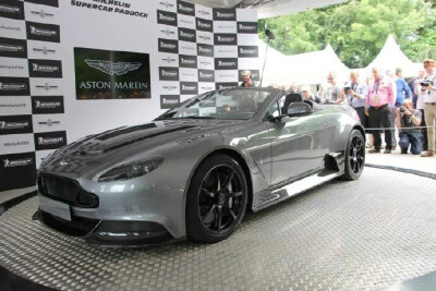 阿斯顿·马丁Vantage GT12 Roadster 1 of 1 ，这是一台由马丁定制部门打造的一台敞篷车，搭载6.0L V12自然吸气发动机，最大功率在600hp左右，售价约34万美元。