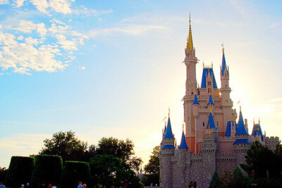 总在卡通中看到迪士尼城堡的样子，希望这组美轮美奂的梦幻风格的迪士尼城堡美图会让你更加喜欢它。
