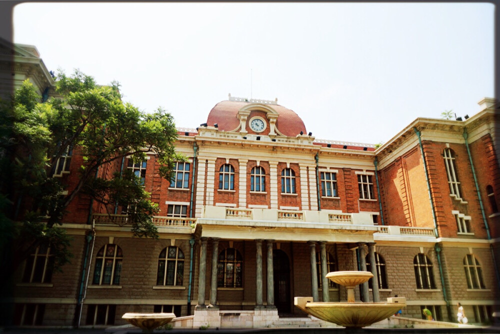 天津外国语大学，拍金粉世家的地方，校园很多欧式建筑，人也不多，非常适合拍照。