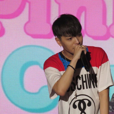 simon d 饭拍 手腕上难道不是皮筋？