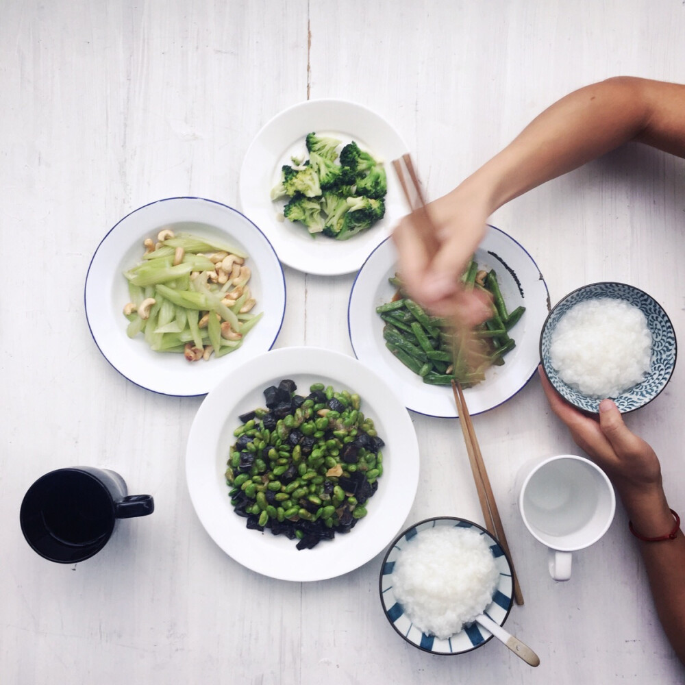 今晚吃绿色系的晚餐～原本想炒两个菜 但是Molly竟然摆脸色给我看 最后妥协加了两个菜～蒜蓉西兰花/西芹腰果/酱瓜毛豆/酱爆四季豆 喝白粥哟～被她拍到夹毛豆的无影手☺️