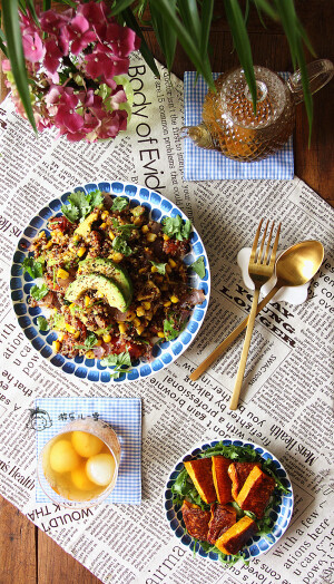 周一早餐：墨西哥藜麦饭+焦糖烤南瓜+荔枝红茶。
大家新周快乐！为了健康（真假），主要是减脂，买了三色藜麦，带着怀疑的态度，做了这个从未吃过的饭，牛油果vs香菜，西红柿vs玉米，撒孜然辣酱，各种打破咱们的传统，混合在一起，小口尝了一下，那味道怎么这么好吃，一盘瞬间消灭掉  。
烤南瓜，这是我自己最爱吃的方式，甜丝丝好好次。
荔枝上火，可又担心多吃，放在红茶里吧，加点蜂蜜，清甜夏季小茶饮。