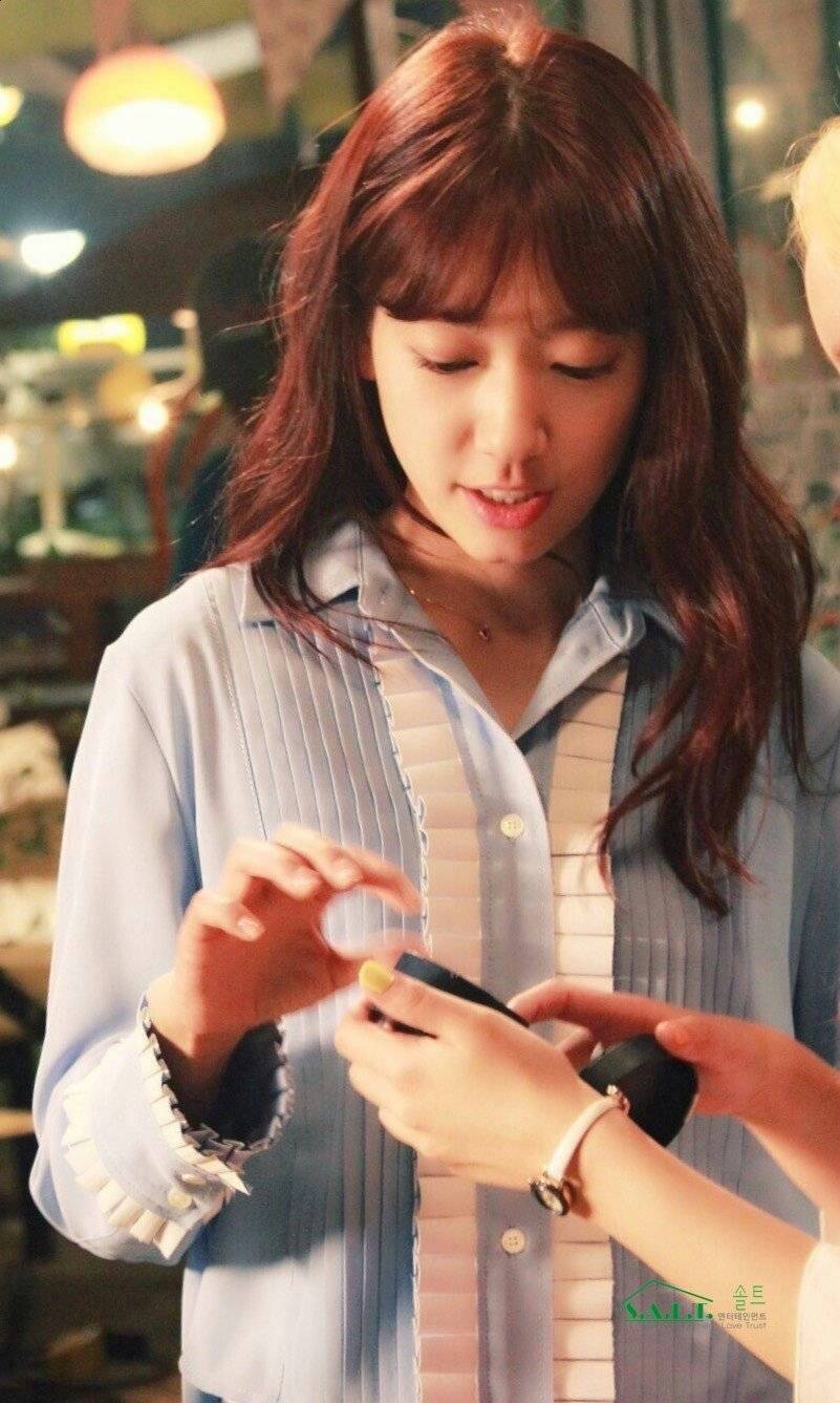 低头的宝宝眼睛线条真美