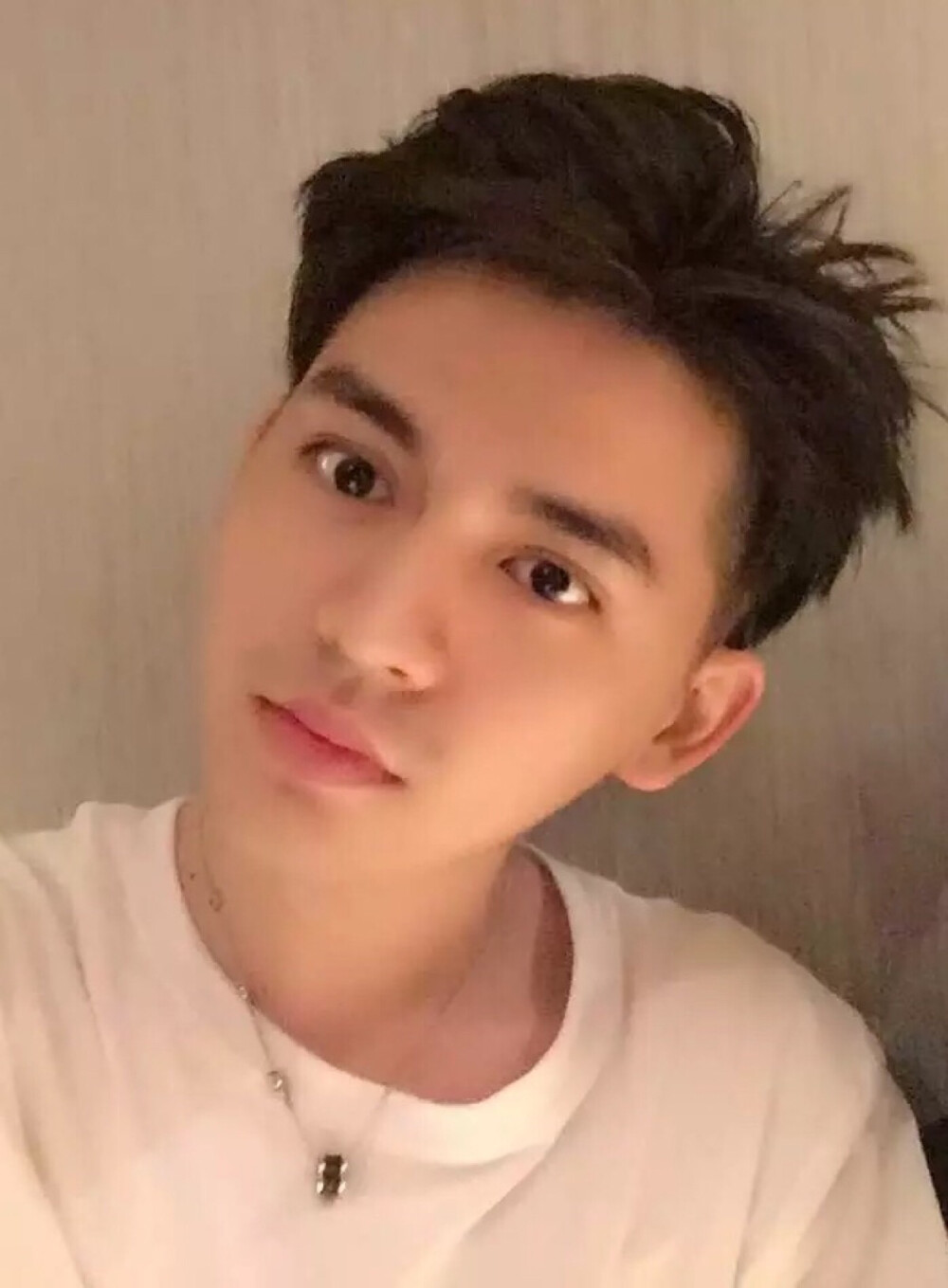 行李箱在几天前已经找到了其实我破旁边有一个女的