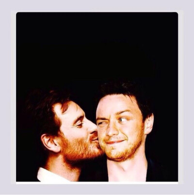 冷冷的狗粮在脸上胡乱的拍～