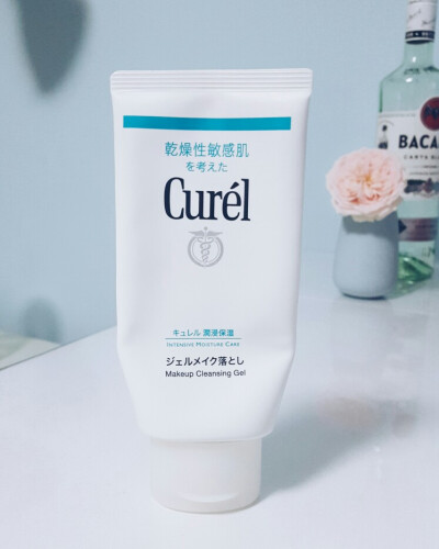 Curel 珂润 卸妆啫喱
这个系列的都超好用！！！
这款卸妆，涂脸上不会觉得油腻，好乳化，洗后也不会觉得干涩，平价又好用！