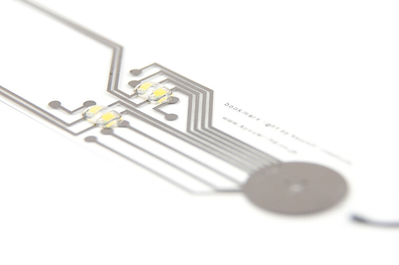 【书签照明灯】有没有害怕晚上开灯看书会打扰到我们的小伙伴儿休息呢？大家知道导电油墨在扣式锂电池的作用下可以传电么，设计师kouichi okamoto使用这种油墨制作出“书签照明灯”，这款照明灯是在油墨和银色纳米粒子之间放上一层液晶体薄膜，由设计师和东京大学德盛商业投资公司一起合作完成。这种互动式设计可以用作书签或是灯源，让人们能够不打扰睡伴，快乐阅读。