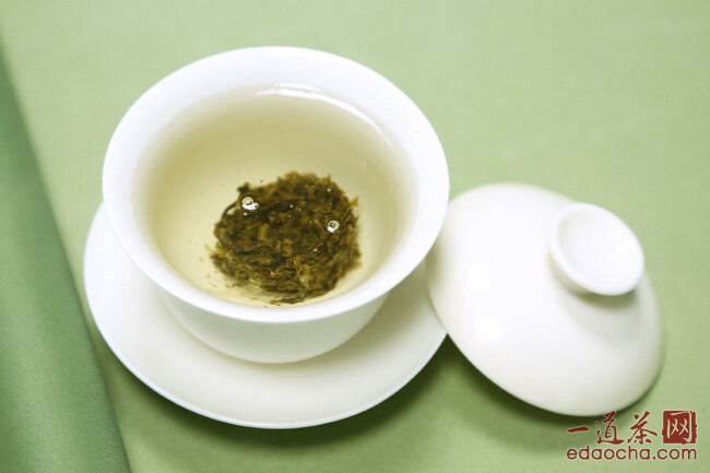 醒茶时会有小气泡从茶块中冒出，30s后，可以看到醒茶的汤色为浅黄，透亮，有浮毫，闻起来清香中有甜甜的蜜香，带轻微的烟味，烟味是由于竹筒茶在制作时有火烤的过程。这时的叶底还未散开，只是稍微松动了点，呈黄绿色。