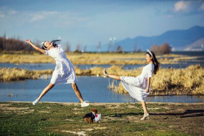 夏日时光，青草碧绿，你我一袭白衣，你笑容如花，我容颜如蜜。毕业不是分离，青春有你，我知道，你会陪我慢慢老去。——大理约约拍拍