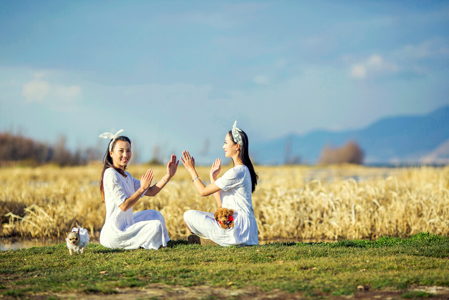 夏日时光，青草碧绿，你我一袭白衣，你笑容如花，我容颜如蜜。毕业不是分离，青春有你，我知道，你会陪我慢慢老去。——大理约约拍拍