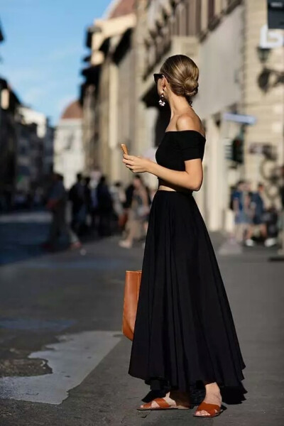 4. 连衣裙：小黑裙、小花裙
每个女人，都要有一条小黑裙。不仅是百搭，黑色非常是显瘦。当你不知道穿什么，就穿一件小黑裙。小黑裙有合身的和宽松的，你可以根据自己的风格来买。小花裙，也可以有OL范的，森女范的…