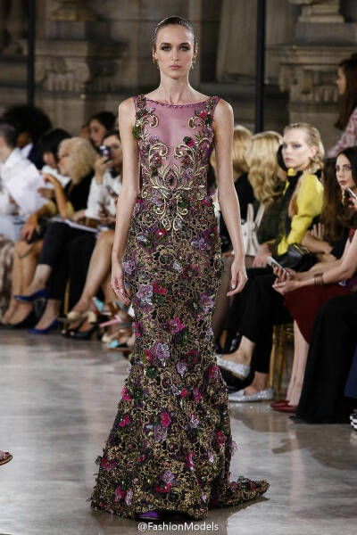 Georges Hobeika Couture F/W 2016：女星的红毯宠儿Georges Hobeika，再度奉献唯美梦幻的全新高定系列，模特新秀谢欣XINXIE 演绎2套Look。你期待哪位女明星穿上这些梦幻仙群？