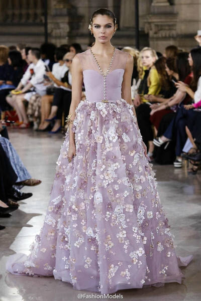 Georges Hobeika Couture F/W 2016：女星的红毯宠儿Georges Hobeika，再度奉献唯美梦幻的全新高定系列，模特新秀谢欣XINXIE 演绎2套Look。你期待哪位女明星穿上这些梦幻仙群？